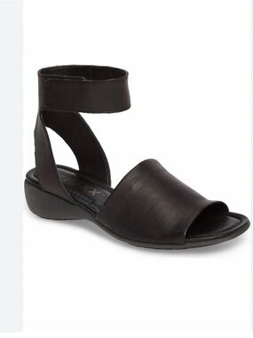 The Flexx Women’s Black Bellas Wedge Sandal